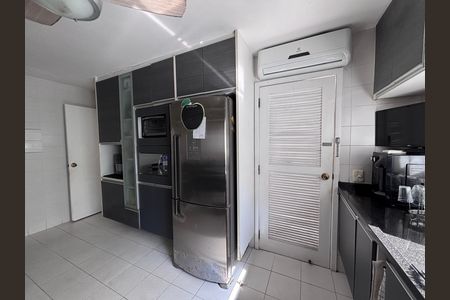 Casa de condomínio à venda com 210m², 5 quartos e 4 vagas Casa de condomínio à venda com 210m², 5 quartos e 4 vagasCozinha