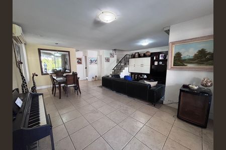 Casa de condomínio à venda com 210m², 5 quartos e 4 vagas Casa de condomínio à venda com 210m², 5 quartos e 4 vagasSala