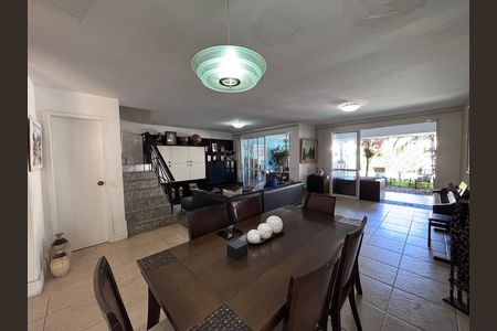 Casa de condomínio à venda com 210m², 5 quartos e 4 vagas Casa de condomínio à venda com 210m², 5 quartos e 4 vagasSala