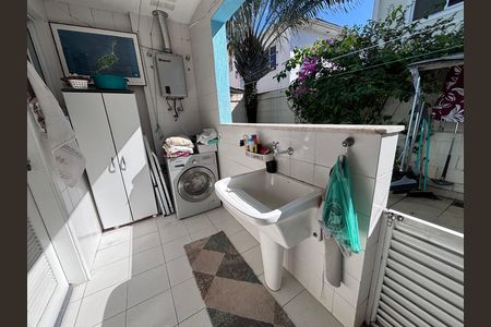 Casa de condomínio à venda com 210m², 5 quartos e 4 vagas Casa de condomínio à venda com 210m², 5 quartos e 4 vagasÁrea de Serviço