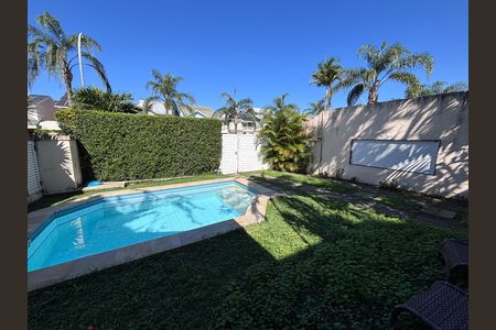 Casa de condomínio à venda com 210m², 5 quartos e 4 vagas Casa de condomínio à venda com 210m², 5 quartos e 4 vagasÁrea externa