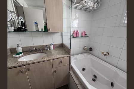 Casa de condomínio à venda com 210m², 5 quartos e 4 vagas Casa de condomínio à venda com 210m², 5 quartos e 4 vagasBanheiro do Quarto 1