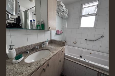 Casa de condomínio à venda com 210m², 5 quartos e 4 vagas Casa de condomínio à venda com 210m², 5 quartos e 4 vagasBanheiro do Quarto 1