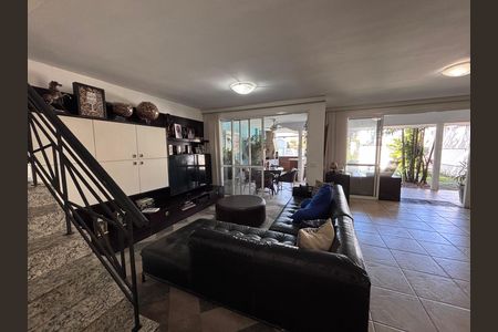 Casa de condomínio à venda com 210m², 5 quartos e 4 vagas Casa de condomínio à venda com 210m², 5 quartos e 4 vagasSala