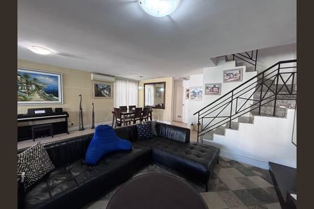 Casa de condomínio à venda com 210m², 5 quartos e 4 vagas Casa de condomínio à venda com 210m², 5 quartos e 4 vagasSala
