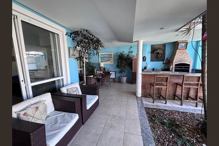 Casa de condomínio à venda com 210m², 5 quartos e 4 vagas Casa de condomínio à venda com 210m², 5 quartos e 4 vagasÁrea externa