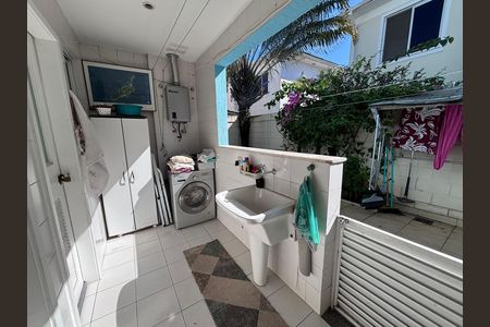 Casa de condomínio à venda com 210m², 5 quartos e 4 vagas Casa de condomínio à venda com 210m², 5 quartos e 4 vagasÁrea de Serviço