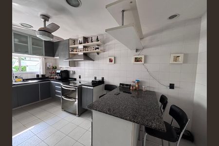 Casa de condomínio à venda com 210m², 5 quartos e 4 vagas Casa de condomínio à venda com 210m², 5 quartos e 4 vagasCozinha