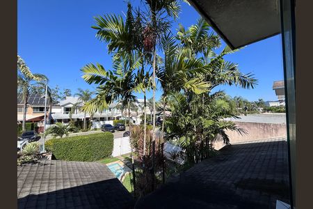 Casa de condomínio à venda com 210m², 5 quartos e 4 vagas Casa de condomínio à venda com 210m², 5 quartos e 4 vagasVista