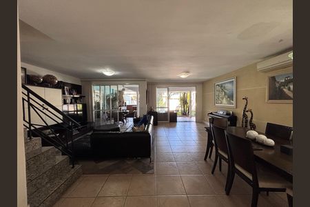 Casa de condomínio à venda com 210m², 5 quartos e 4 vagas Casa de condomínio à venda com 210m², 5 quartos e 4 vagasSala