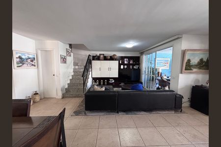 Casa de condomínio à venda com 210m², 5 quartos e 4 vagas Casa de condomínio à venda com 210m², 5 quartos e 4 vagasSala