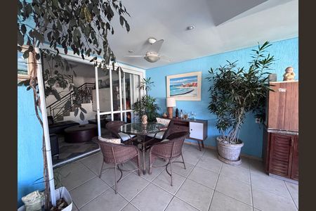 Casa de condomínio à venda com 210m², 5 quartos e 4 vagas Casa de condomínio à venda com 210m², 5 quartos e 4 vagasÁrea externa
