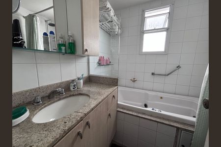 Casa de condomínio à venda com 210m², 5 quartos e 4 vagas Casa de condomínio à venda com 210m², 5 quartos e 4 vagasBanheiro do Quarto 1