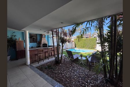 Casa de condomínio à venda com 210m², 5 quartos e 4 vagas Casa de condomínio à venda com 210m², 5 quartos e 4 vagasÁrea externa