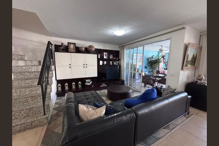 Casa de condomínio à venda com 210m², 5 quartos e 4 vagas Casa de condomínio à venda com 210m², 5 quartos e 4 vagasSala
