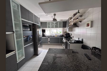 Casa de condomínio à venda com 210m², 5 quartos e 4 vagas Casa de condomínio à venda com 210m², 5 quartos e 4 vagasCozinha