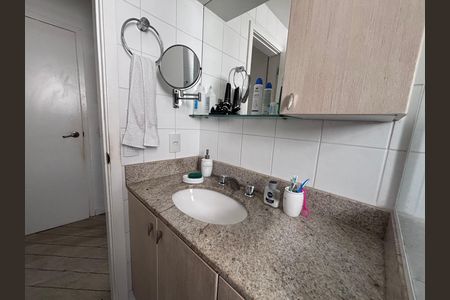 Casa de condomínio à venda com 210m², 5 quartos e 4 vagas Casa de condomínio à venda com 210m², 5 quartos e 4 vagasBanheiro do Quarto 1