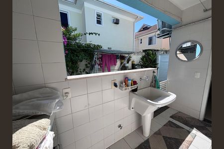 Casa de condomínio à venda com 210m², 5 quartos e 4 vagas Casa de condomínio à venda com 210m², 5 quartos e 4 vagasÁrea de Serviço
