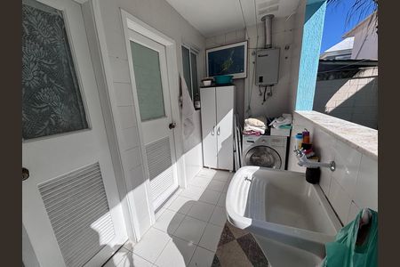Casa de condomínio à venda com 210m², 5 quartos e 4 vagas Casa de condomínio à venda com 210m², 5 quartos e 4 vagasÁrea de Serviço