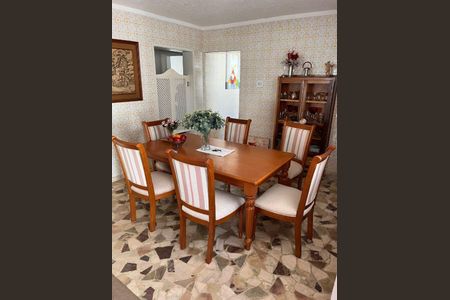 Casa à venda com 215m², 4 quartos e sem vaga