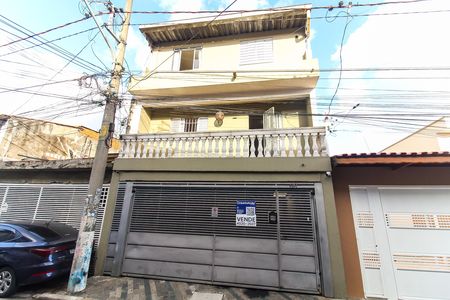 Casa à venda com 230m², 6 quartos e 2 vagas Casa à venda com 230m², 6 quartos e 2 vagasFachada + Placa