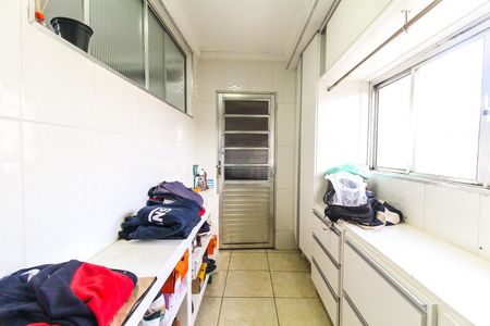 Casa à venda com 230m², 6 quartos e 2 vagas Casa à venda com 230m², 6 quartos e 2 vagasCloset da suíte