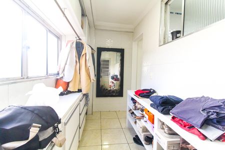 Casa à venda com 230m², 6 quartos e 2 vagas Casa à venda com 230m², 6 quartos e 2 vagasCloset da suíte