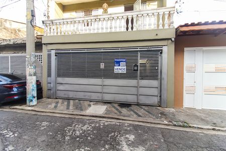 Casa à venda com 230m², 6 quartos e 2 vagas Casa à venda com 230m², 6 quartos e 2 vagasFachada + Placa