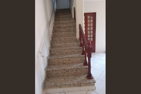 Casa à venda com 120m², 2 quartos e 1 vaga Casa à venda com 120m², 2 quartos e 1 vagaEscada