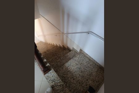 Casa à venda com 120m², 2 quartos e 1 vaga Casa à venda com 120m², 2 quartos e 1 vagaEscada
