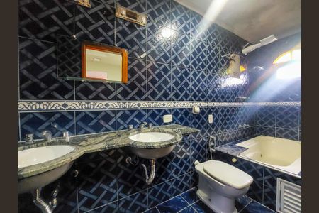 Casa à venda com 230m², 4 quartos e 4 vagas Casa à venda com 230m², 4 quartos e 4 vagasBanheiro da Suíte