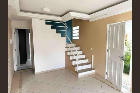 Casa de condomínio à venda com 65m², 2 quartos e 2 vagasSala