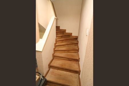 Casa para alugar com 233m², 4 quartos e 4 vagasEscada