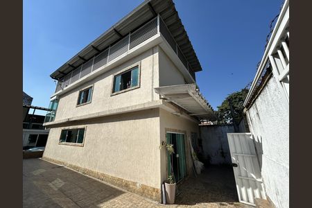 Casa à venda com 317m², 4 quartos e 3 vagasFachada
