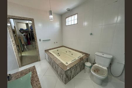 Casa à venda com 317m², 4 quartos e 3 vagasBanheiro da suíte