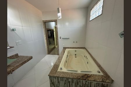 Casa à venda com 317m², 4 quartos e 3 vagasBanheiro da suíte