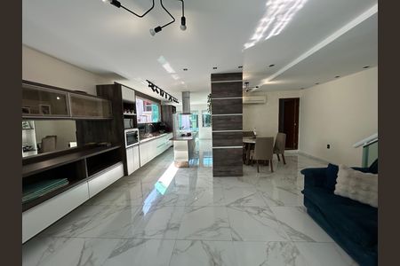 Sala de casa à venda com 4 quartos, 317m² em Del Castilho, Rio de Janeiro