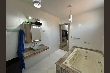 Casa à venda com 317m², 4 quartos e 3 vagasBanheiro da suíte