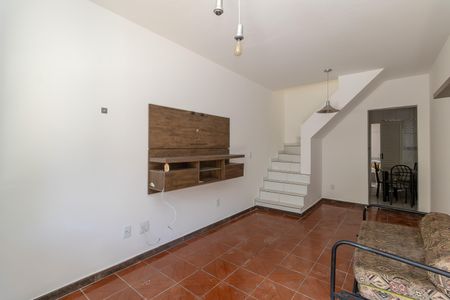 Sala de casa de condomínio à venda com 2 quartos, 87m² em Planalto, Belo Horizonte