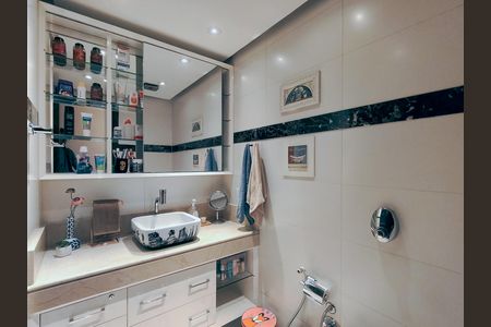 Apartamento à venda com 138m², 4 quartos e 2 vagas Apartamento à venda com 138m², 4 quartos e 2 vagasBanheiro Corredor