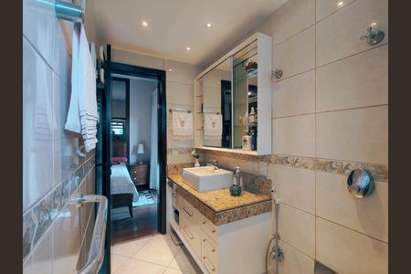 Apartamento à venda com 138m², 4 quartos e 2 vagas Apartamento à venda com 138m², 4 quartos e 2 vagasBanheiro da Suíte