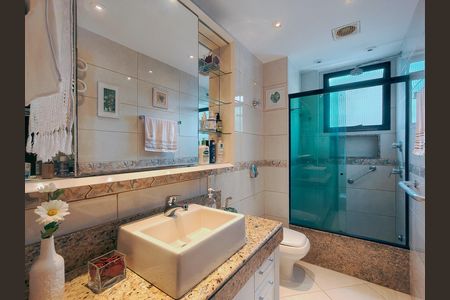 Apartamento à venda com 138m², 4 quartos e 2 vagas Apartamento à venda com 138m², 4 quartos e 2 vagasBanheiro da Suíte