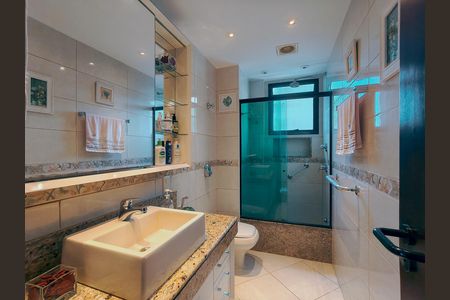 Apartamento à venda com 138m², 4 quartos e 2 vagas Apartamento à venda com 138m², 4 quartos e 2 vagasBanheiro da Suíte