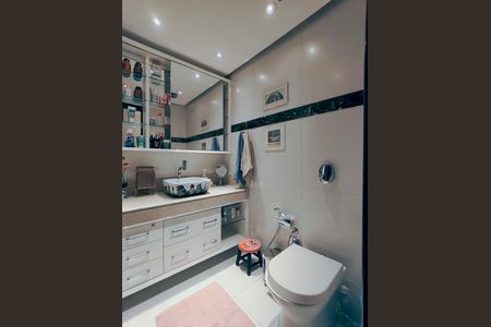 Apartamento à venda com 138m², 4 quartos e 2 vagas Apartamento à venda com 138m², 4 quartos e 2 vagasBanheiro Corredor