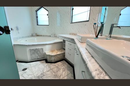 Apartamento para alugar com 420m², 4 quartos e 5 vagas