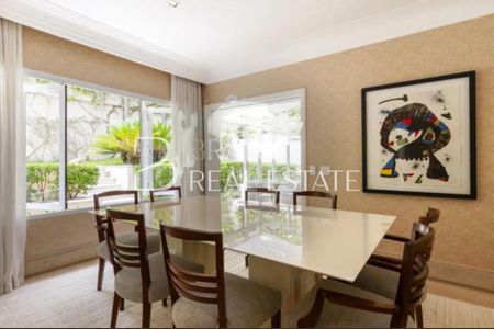 Casa à venda com 4 quartos, 440m² em Jardim Leonor, São Paulo