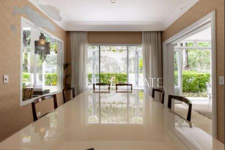 Casa à venda com 4 quartos, 440m² em Jardim Leonor, São Paulo