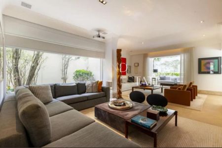 Casa à venda com 4 quartos, 440m² em Jardim Leonor, São Paulo