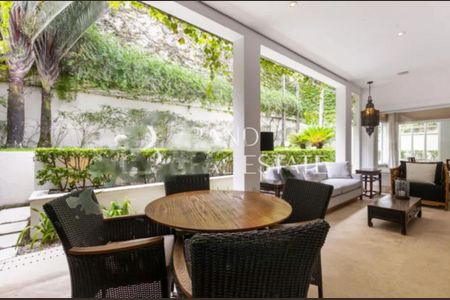 Casa à venda com 4 quartos, 440m² em Jardim Leonor, São Paulo