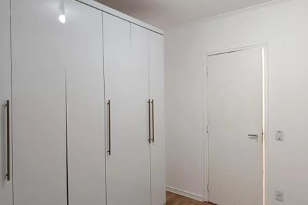 Apartamento à venda com 50m², 1 quarto e 1 vagaCabinets de armário brancos e portas de vidro com luzes refletidas.